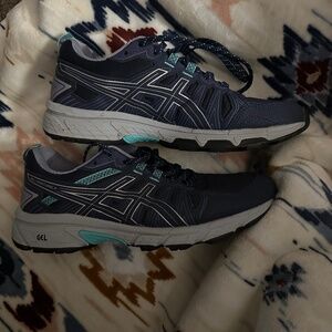 Asics women’s tennis shoes size 9.5